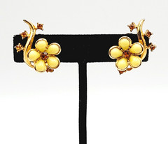 Pale Yellow Thermoset Flower w Orange Rhinestone Gold Tone Clip On Vtg Earrings