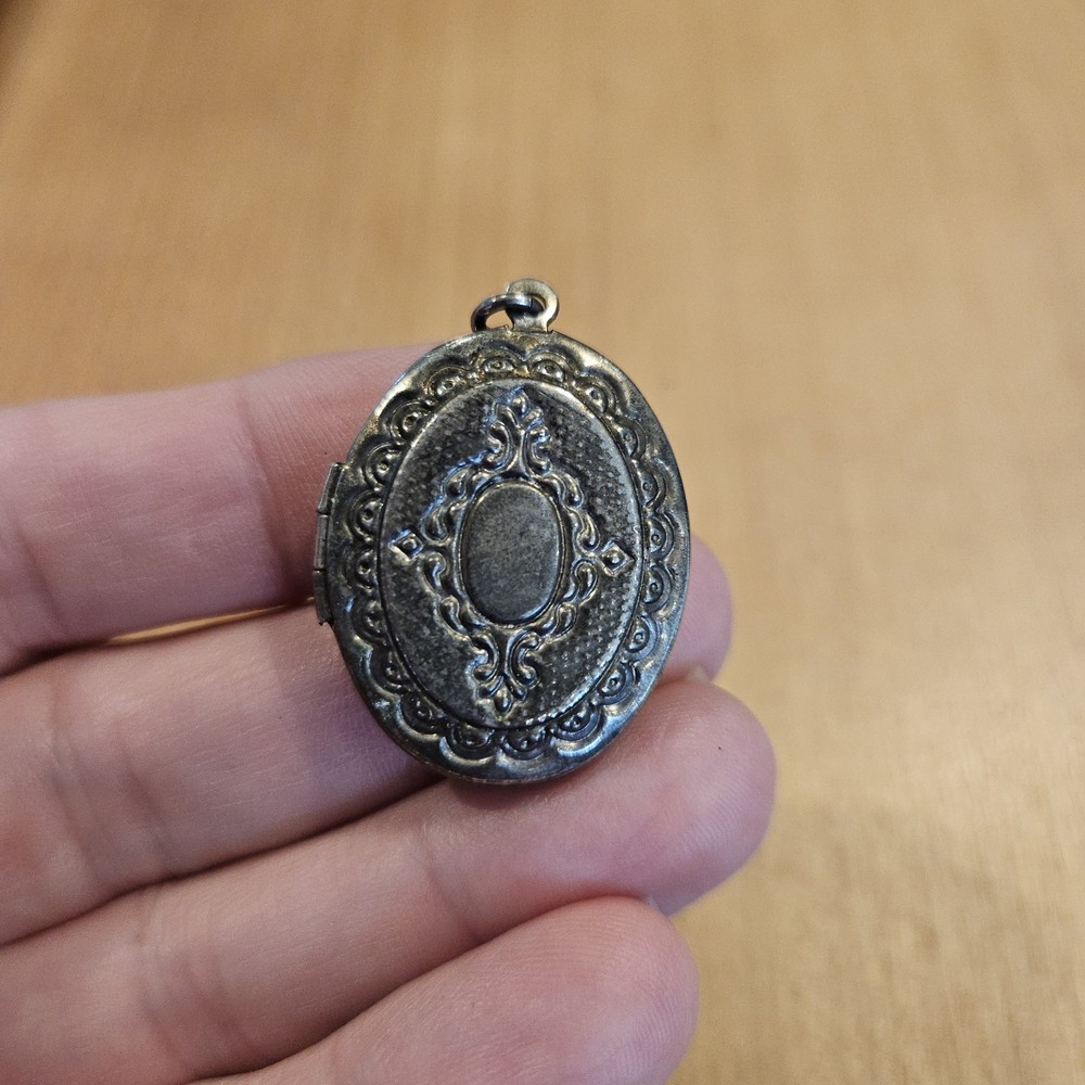 Vintage Oval Photo Locket Pendant Silver Tone Victorian Style Keepsake Charm