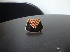 Vtg Samuel Huang Designer Cloisonne Fan Red & Black Enamel Gold Tone Scarf Clip
