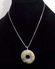 JASPER 45 MM DONUT ON 18″ SILVER PLATE CHAIN HG50 J88CR