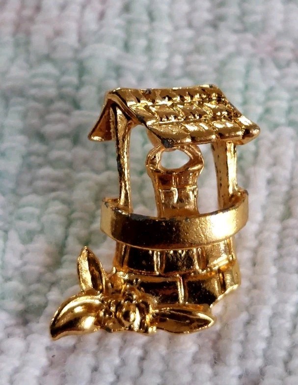 Vintage Small Goldtoned Wishing Well Lapel Hat Pin