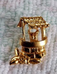 Vintage Small Goldtoned Wishing Well Lapel Hat Pin