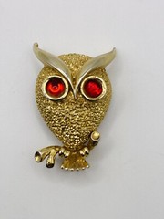Vintage Unk Mark Gold Tone Red Glass Cabochon Eyed Textured Owl on Branch Brooch