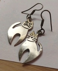 Adorable Vintage ALPACA Stamped Stylized 1¾” Kitty Cat Dangle Earrings!