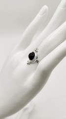 Black Stone Faux Onyx Ornate Silver Tone Metal Women’s Fashion Ring Size 7.5
