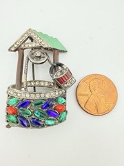 LARRY WINTERS 1939 VINTAGE SILVERTONE RHINESTONE WISHING WELL BROOCH AS IS K48D