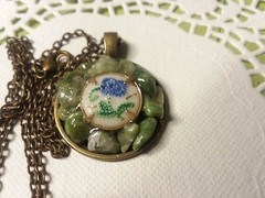 MaryBee Brassy Tone 20″ Chain W/1″ Jade Chips Pendant 12-01-2021 NOS
