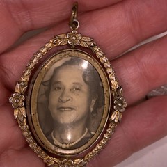 ART DECO GOLD FILLED AND GLASS TWO SIDES PHOTO LOCKET PENDANT. c 1920 Moves