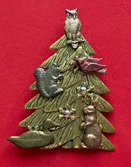 VINTAGE CHRISTMAS TREE PIN BROOCH ARTISAN METAL ANIMALS PINK RHINESTONES HTF 55