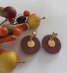 PRETTY PAIR OF VINTAGE PLUM COLOR PLASTIC 1 1/8″ ROUND GOLDTONE CLIP-ON EARRINGS
