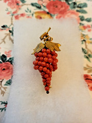 ANTIQUE VICTORIAN CORAL GRAPE BUNCH BROOCH-GILDED 800-FRUIT