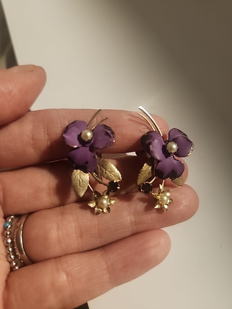 Vtg 60s Goldtone Purple Enamel Faux Pearls Floral Leaf Screw Back Earrings