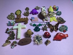 Lot of 30 Novelty Pins and Brooches Vintage to Now Animals Bugs Angels Plus More