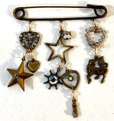 Vtg CELESTIAL DANGLE Charms Star Hearts Unicorn Ballet Slipper Safety Pin Brooch