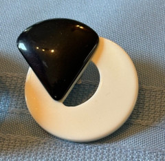 Funky Vintage Unbranded Black & White Plastic Triangles & Circles Clip Earrings
