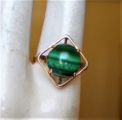 Vintage Designer Solid 14K Yellow Gold Malachite Cabochon Solitaire Ring 14kt
