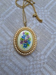 Vintage Avon Gold Tone Locket 1970-80s “Forget-Me-Not” Pendant With Chain