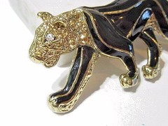 LARGE FEMALE LION ON THE PROWL BLACK ENAMEL DETAILED FANCY 1980’S FASHION