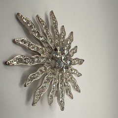 Vintage Silver Tone Starburst Sun Design Glitzy Crystal Rhinestones Brooch/Pin