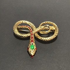 1985 Metropolitan Museum of Art MMA Gold Tone Snake Brooch Enamel Green Cabochon
