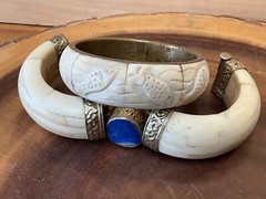 VINTAGE BRACELET INDIA BANGLE HORN BONE BRASS GEM – 2 Braclets & Beaded Necklace