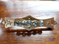 Lovely Antique Victorian rose gold and glass etched bar brooch