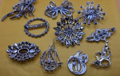 ~VINTAGE LOT OF 10 RHINESTONE JEWELRY PIN / BROOCH AUSTRIA DECO MCM 1950s ETC.~