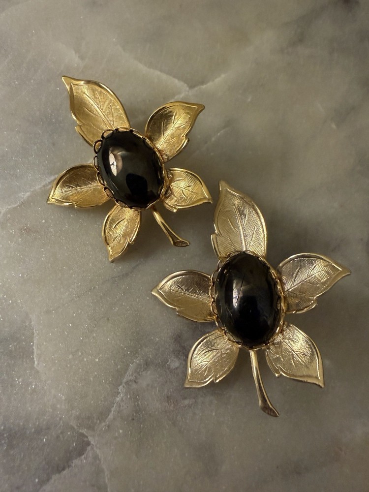 * Vintage Gold Tone Textured Leaf Brooch Pin Set (2) Black Stone Oval Cabochon
