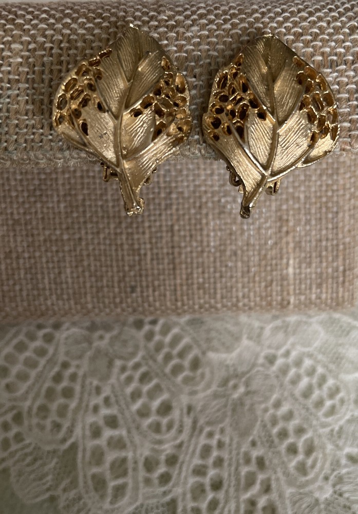 Vintage Gold Tone Leaf Clip On Earrings Jewelry JMS-1