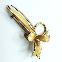 Vintage Brushed Golden Tone Plated Flower w Freshwater Pearl Brooch Pin