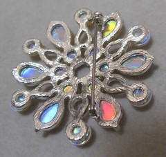 Vtg 2008 Unsigned TRIFARI Yellow Iridescent Acrylic Silver Tone 2” Brooch