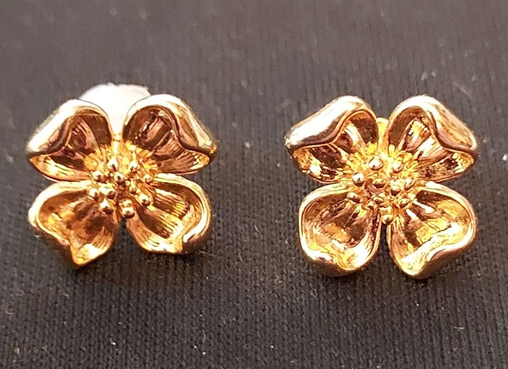 Vintage Goldtone Dogwood Pierced Post / Stud Earrings