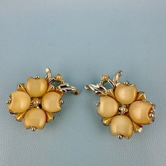 Vintage Earrings Thermoset Clover Flower Gold Tone Clip On Faux Seed Pearl