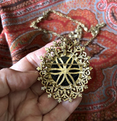 Vintage 1960’s Black Glass and Rhinestone Gold Tone Brooch/Necklace – Florenza
