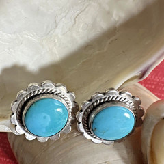 VINTAGE SOUTHWESTERN STYLE STERLING SILVER TURQUOISE SCREW BACK ROUND EARRINGS