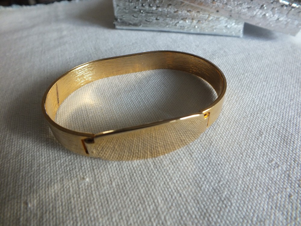 Beautiful Clasp Bracelet Gold Tone Possible ID 2 5/8 x 5/8″ Wide NICE