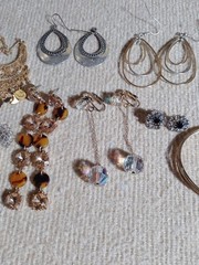Vintage Jewelry Unbranded Earrings, Broches Gold Tone And Silver Tone 19 Pieces