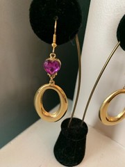 Vintage Gold tone Dangling Oval Hoop Earrings with purple heart gems french wire