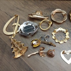 60 Piece Vintage-Now Jewelry Lot Necklaces Bracelets Brooches