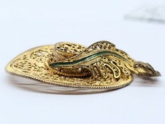 ANTIQUE GOLD TONE FILIGREE HAT WITH FEATHER BROOCH PENDANT PIN RARE