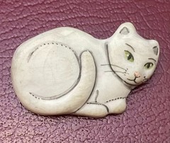 Vintage 1968 White Kitty Cat Brooch Ceramic Pin Signed Budwell Hand Painted 1.5″