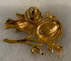VINTAGE BROOCH GOLD TONE PIN 1.5″ ANIMAL FAUX PEARL BIRD NEST
