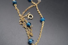 Vtg Gold Tone Chain Station Necklace w/ Blue White Swirl Bead Accents 16″