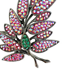 VINTAGE SIGNED WEISS RED PINK AURORA BOREALIS RHINESTONE LEAF BROOCH / JAPANNED