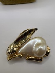 Marvella Signed Vintage Gold Tone Bunny Rabbit Brooch Pin Faux Pearl Belly