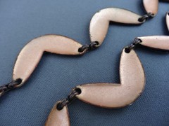 MODERNISTIC COPPER RETRO RED ENAMEL CRIMPED CRESCENT LINK COLLAR NECKLACE