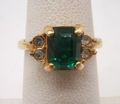 VTG AVON GOLD TONE RING EMERALD STONE RHINESTONES SIZE 5.75