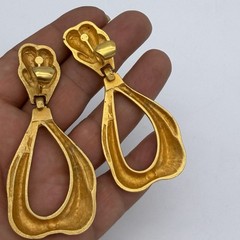 Vtg 80s STATEMENT Brushed Gold Tone Modern Doorknocker Runway Clip Earrings