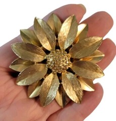 Sarah Coventry Sunflower Brooch Goldtone 2.25″ Diameter