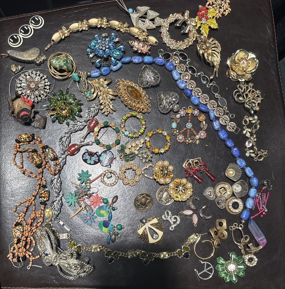 Vintage Jewelry Scrap Lot Repair Craft Harvest Rhinestone Beads Brooches 50+